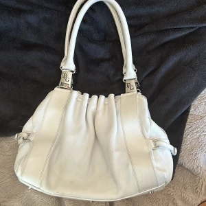 Axelväska - Vit väska. Använd men bra skick. 