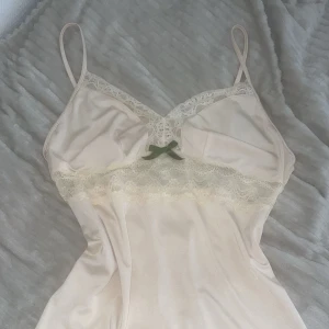 Jättegulligt nattlinne spets - Säljer nu detta nattlinne i spets som är köpt på obsessive för längesen! Storlek M men passar mig som S🌸