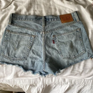 Levis shorts 501 - Jättesnygga och trendiga jeans shorts från Levis! Säljer eftersom dom är en aningen förstora för mig. Det står ej vilken storlek det är men skulle säga S/M och midjemåttet är 40cm 🥳Inga defekter, org pris 600