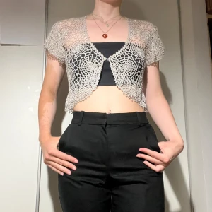 Nät topp - Köpt på 2nd hand i Köpenhamn. Använd 1 gång. Den har ett litet spänne fram och är i ett silvrigt bomulls garn 💕 Pris kan diskuteras ✉️