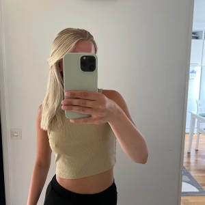 Glittrig topp - Glittrig topp från hm i storlek small, helt oanvänd.