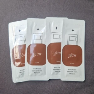Sample | Glow Breathable Blemish Balm Brown - De är helt oöppnad och det finns bara 0.5ml per pack! | Korean Beauty | Ingredienser: Grönt tevatten, fenyltrimetikon, caprylylmetikon, isododekan, metyltrimetikon, glycerin, butylenglykol, titandioxid