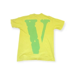 Vlone t-shirt - Vlone x Asap Rocky limited edition t-shirt från konserten i Stockholm 2019  -medium -bra skick Skriv i DM för fler bilder. Pris kan diskuteras