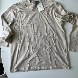 Långärmad stretchy slimfit-tröja från HM - Storlek L Aldrig använd, prislapp kvar
