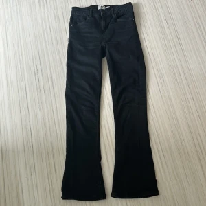 Svarta bootcut jeans - Ett par svarta bootcut jeans från Lager 157 i strl 160. Har använt de ett fåtal gånger. Säljer då de inte kommer till användning. De är i ett väldigt fint skick.  Nypris 150kr