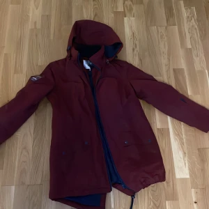 Röd vinter/höst/vår jacka. - Använt, bra skick.