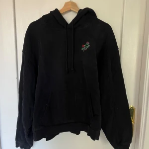 Levi’s Broderad Hoodie - Äkta levi strauss hoodie, den är tung då materialet är av god kvalitet. Den är köpt runt 2018 och bara använd ett få par gånger. Storlek L och true to size, men lite kort i kroppen.