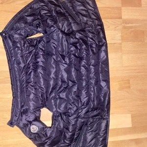 Moncler Väst - Säljer nu min moncler väst i storlek 164/14y. Den sitter ganska bra på mig som är 175. För mer info skriv till mig!😄