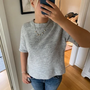 Stickad t shirt - Så snygg stickad t shirt från mango, lite nopprig😊