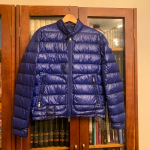 Moncler Jacka acorus  - Sjukt snygg Moncler jacka, Size 2 som motsvarar S/M Fint skick perfekt nu till våren men även till hösten! Givetsvis äkta