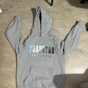 Trapstar Tracksuits - Storlek M men passar S Trapstar Shooters tröja och byxa : 800:- Trapstar grå : 350:-