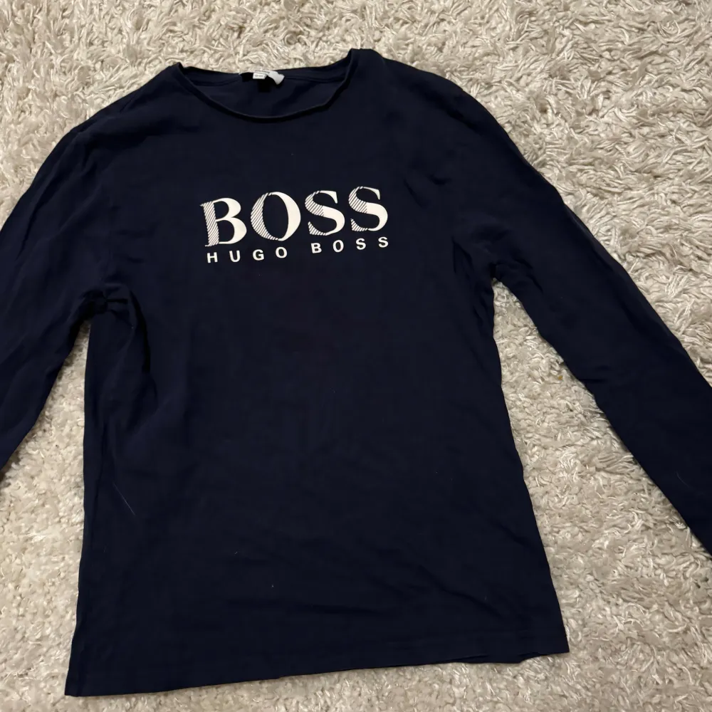 Säljer en mörkblå Hugo boss tröja. Den är i storlek xs och jag säljer den för 200kr inkl frakt. . Tröjor & Koftor.