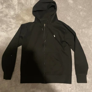 Polo Ralph lauren - Säljer nu min polo Ralph lauren i bra skick. Aldrig använt den. Den är i storlek smål. Hör av er vid funderingar