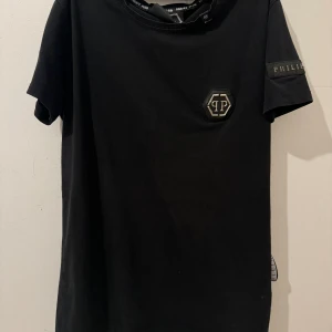 philipp plein t-shirt  - bra skick, är knappt använd, om du vill har mer frågor skriv bara på.   byten funkar