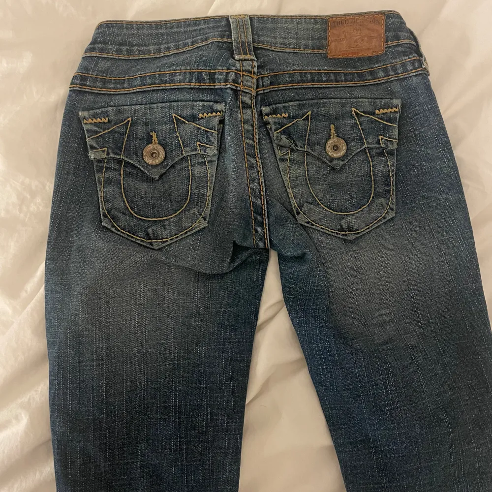 Säljer ett par snygga lågmidjade true religon jeans som är i ett jätte fint skick!!💗 Säljer de då de inte längre kommer till användning. Pris kan diskuteras, Skirv vid frågor💕💕. Jeans & Byxor.