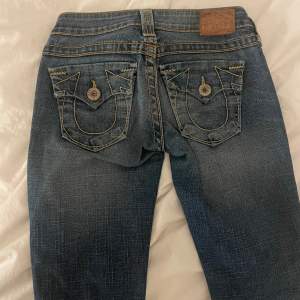 Säljer ett par snygga lågmidjade true religon jeans som är i ett jätte fint skick!!💗 Säljer de då de inte längre kommer till användning. Pris kan diskuteras, Skirv vid frågor💕💕