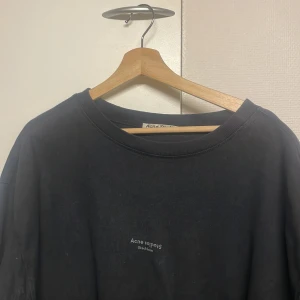 ACNE STUDIOS T-SHIRT funkar som oversized för tjej  - T-shirt från Acne Studios med tryck på bröstet. Funkar både till kille och tjej (som önskar oversized). Storlek XL. Säljs på grund av har redan en liknande. 