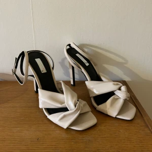 Topshop klackar - Klackskor från topshop, endast använda en gång på min studentbal  