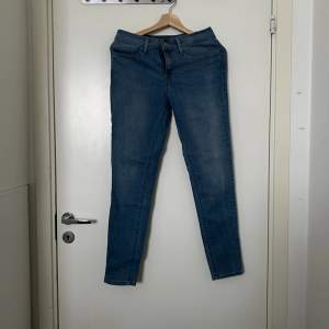 Säljer ett par otroligt vackra Levis jeans i storlek W27. Mycket fint skick, jag kan inte hitta några synliga anmärkningar eller defekter. 