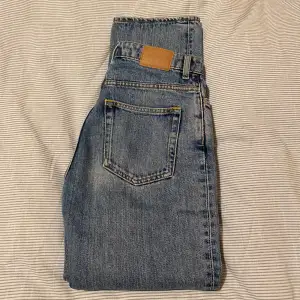 Jeans i modellen ”voyage” från Weekday, storlek 24/28! Jättefin modell men har tyvärr blivit för små för mig! I använt men fint skick ☺️