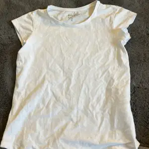 Basic vit T-shirt som har använt en gång och är lite stor i storleken.