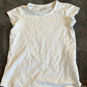 Basic T-shirt  - Basic vit T-shirt som har använt en gång och är lite stor i storleken.