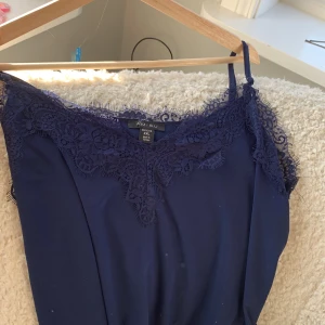 lace linne  - snyggt lace linne ifrån new yorker! aldrig använt då den är för stor. är i xxl men skulle säga att den passar m/l