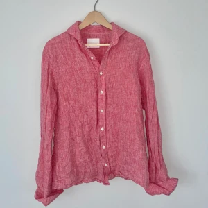 Oscar Jacobsson skjorta - Vi säljer en Oscar J skjorta i linne i fint skick! Inga defekter alls! Storlek 39 motsvar 180-185! Skriv vid frågor🙌