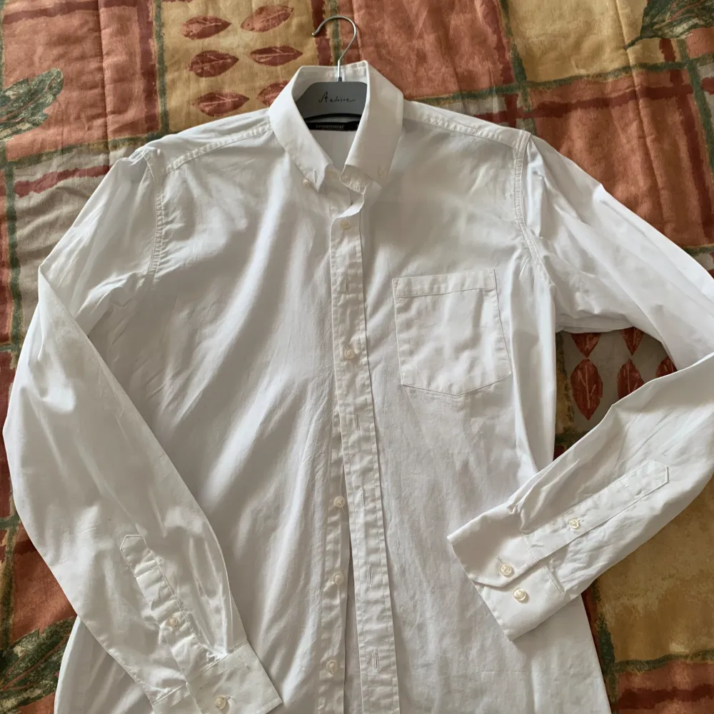 En skjorta av hög kvalitet i stl M, skick som ny . Skjortor.