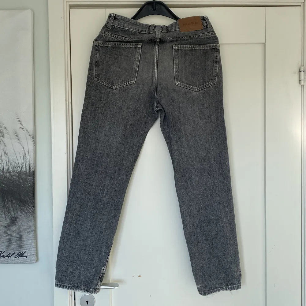 Snygga gråa jeans från pull&bear stilrena men har några defekter nere vid slutet av byxorna annars i toppskick . Jeans & Byxor.