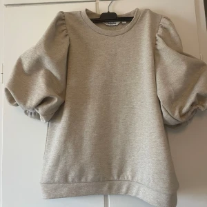 Topp med puffärmar - Topp med puffärmar i storlek S men sitter mer som en M. Använt 1 gång. Perfekt för en fin middag eller fest🎉 super fint material och inga fläckar eller tecken på användning!❤️