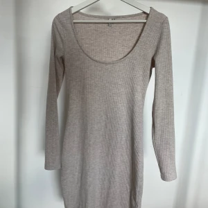 Beige figurnära klänning Nelly - Figurnära klänning från Nelly. Aldrig använd storlek M