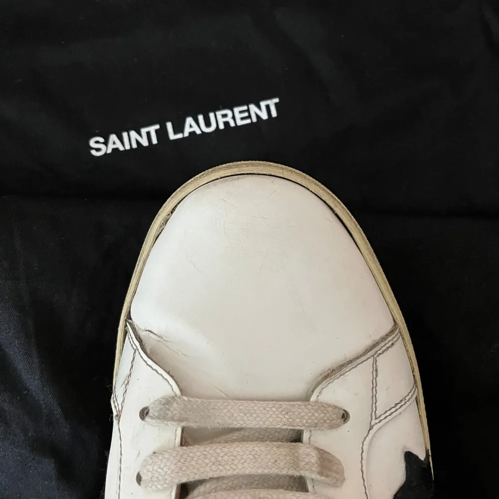 Ett par Saint Laurent SL/06 California i storlek 44 som är sparsamt använda. Kommer med bags. . Skor.
