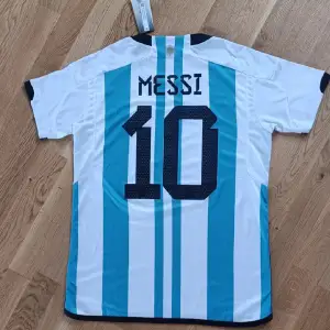 Säljer denna Argentina tröjan me Messi på ryggen då den var förstor för mig. Hör av dig vid intresse! 
