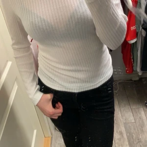 långarmad tröja  - Använd 1 gång, väldigt fin, bra kvalitet, sitter väldigt bra, tunnt skönt material 