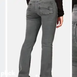 Säljer ett par super fina och coola jeans med detaljer fickorna😍 säljer dom inte sitter så bra för mig, det är helt i nyskick och endast testade🤩nypris: 600kr❤️