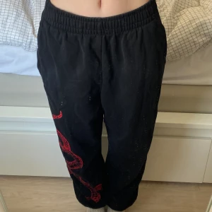 Mjukisbyxor - Jättesnygga mjukisbyxor med en orm på benet!