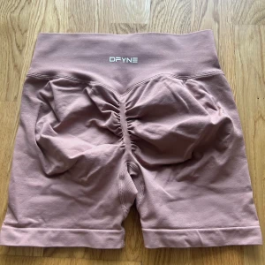 Dfyne shorts XS  - Nyskick. Inga lappar kvar. Färgen heter tawny brown och det är dynamic. 
