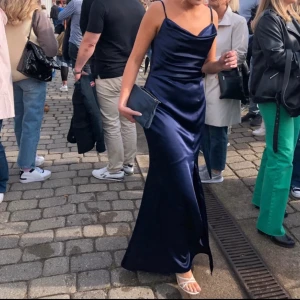 Marinblå Balklänning  - Säljer vackraste balklänningen!  Köptes på vinted av en tjej, hon använde den en kväll, säljer då jag hittat mammas gamla, Storlek xs/s Tidigare ägaren är 163 och hade 8 cm klackar, jag är nästan 174 och den passade perfekt i längd BILDERNA ÄR LÅNADE