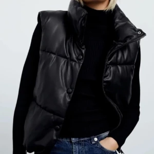 Skinnväst - Skinnväst från zara i bra skick!