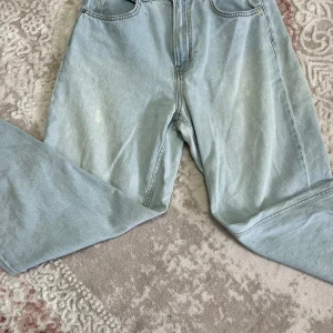 Baggy jeans - Basic baggy ljus blåa jeans från H&M. Bra kondition. Köptes för 299kr.
