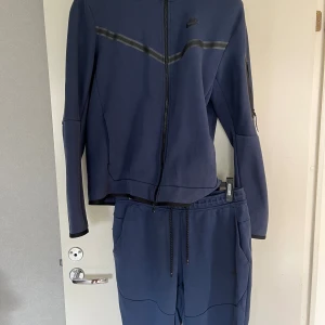 Nike tech - Nike teech fleece tracksuit i hyfsat skick. Väldigt bekväm. Byxans snören samt snöret på koftans arm har skador, men är inte så upptäckbart.  Rekommenderas 🌟