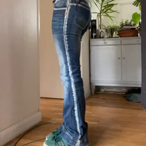 vintage lowwaist bootcut jeans - så snygga jeans som jag köpte på en vintage i Albanien förra sommaren. Försiktigt använda och i fint skick. Okänt märke som jag inte kunnat hitta så one of a kind💞💞 