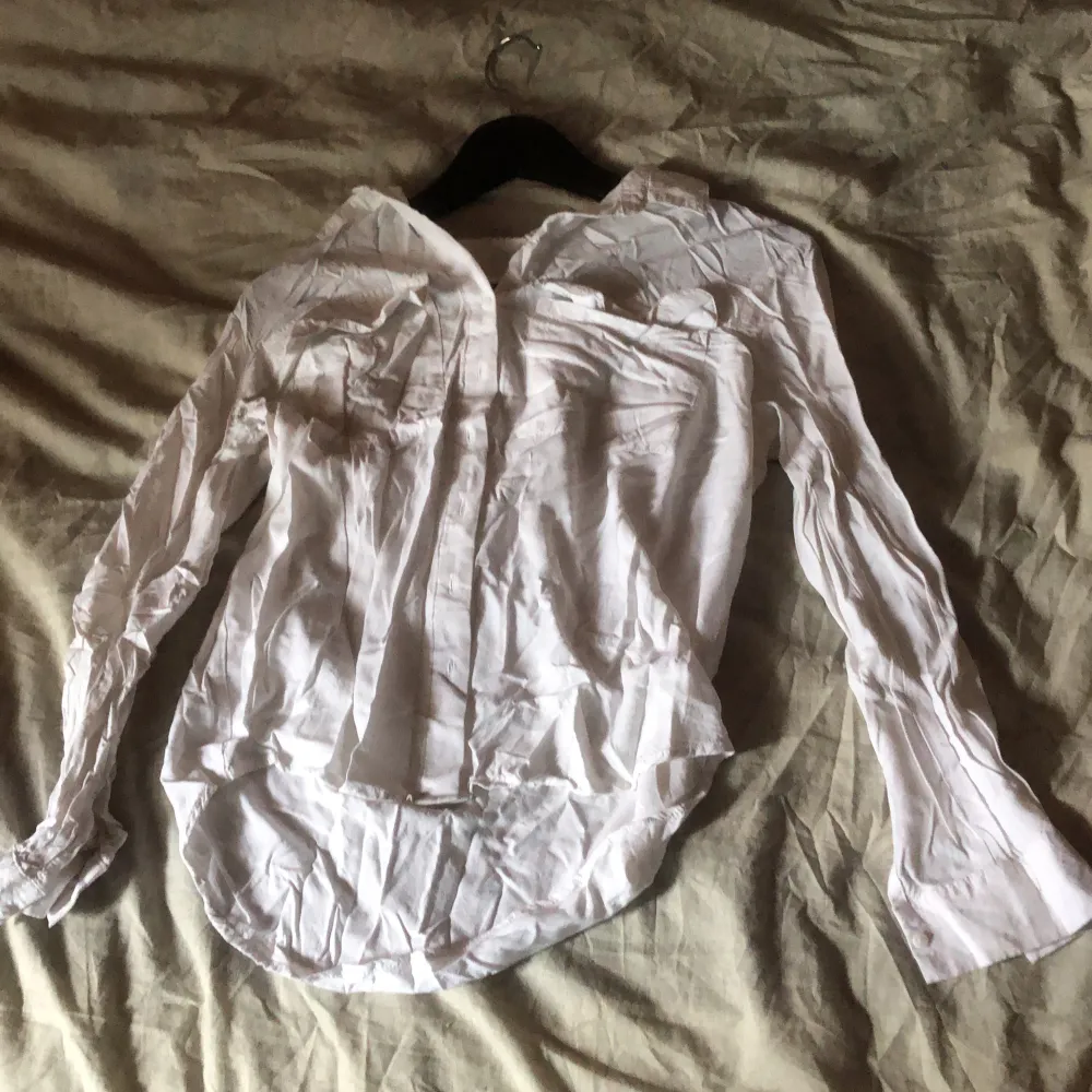 Vit skjorta från Lager 157, storlek S Har använt en gång Fickor i fram Köpte den för 300 men säljer den för halva. Legat vikt i garderoben därför är den skrynklig men bara att stryka!. Blusar.