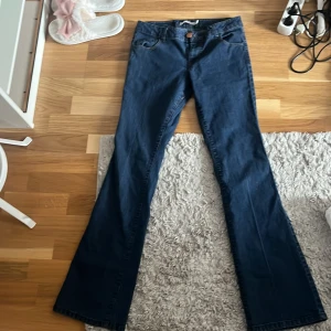 Lågmidjadejeans - Nytt skick i jeansen, aldrig använda. Passar s men även xs