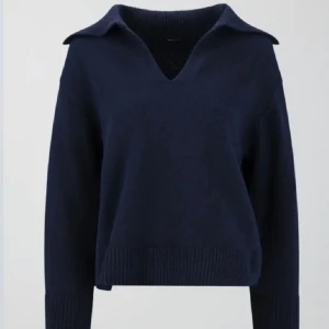 Gina tröja - Säljer denna knappt använda tröjan från Gina. Storlek XS men sitter mer som en S. Jättefint skick. Skriv vid frågor💖