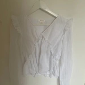 Blus - En jätte gullig blus ifrån Gina tricot storlek 158/164  , använts en gång och den har en liten fläck men på 30 grader i tvätten så ska de gå bort.