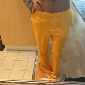Massimo dutti byxor - Skitsnygga somriga gul/orange byxor som är jättesköna och luftiga. Pris kan diskuteras 