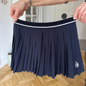 Sergio Tacchini Padel/tennis kjol - Oanvänd, har innerbana. Stl small