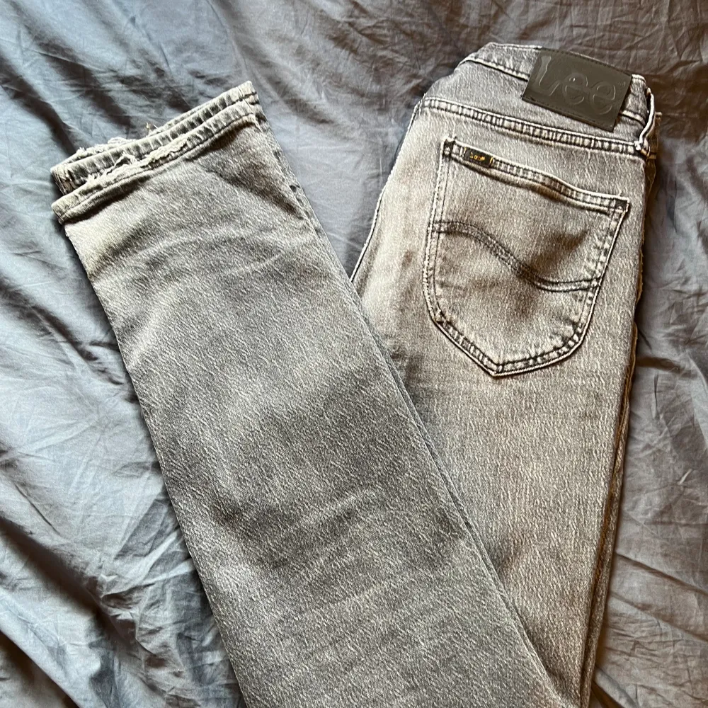 Säljer mina Lee jeans för att jag växt ur dem.  Modellen ”WEST”. Storlek w28 L32. Skick 6/10 hål längst ner i byxbenet (se bild) men för övrigt bra. Köpta på Kennedies för 1100kr  . Jeans & Byxor.